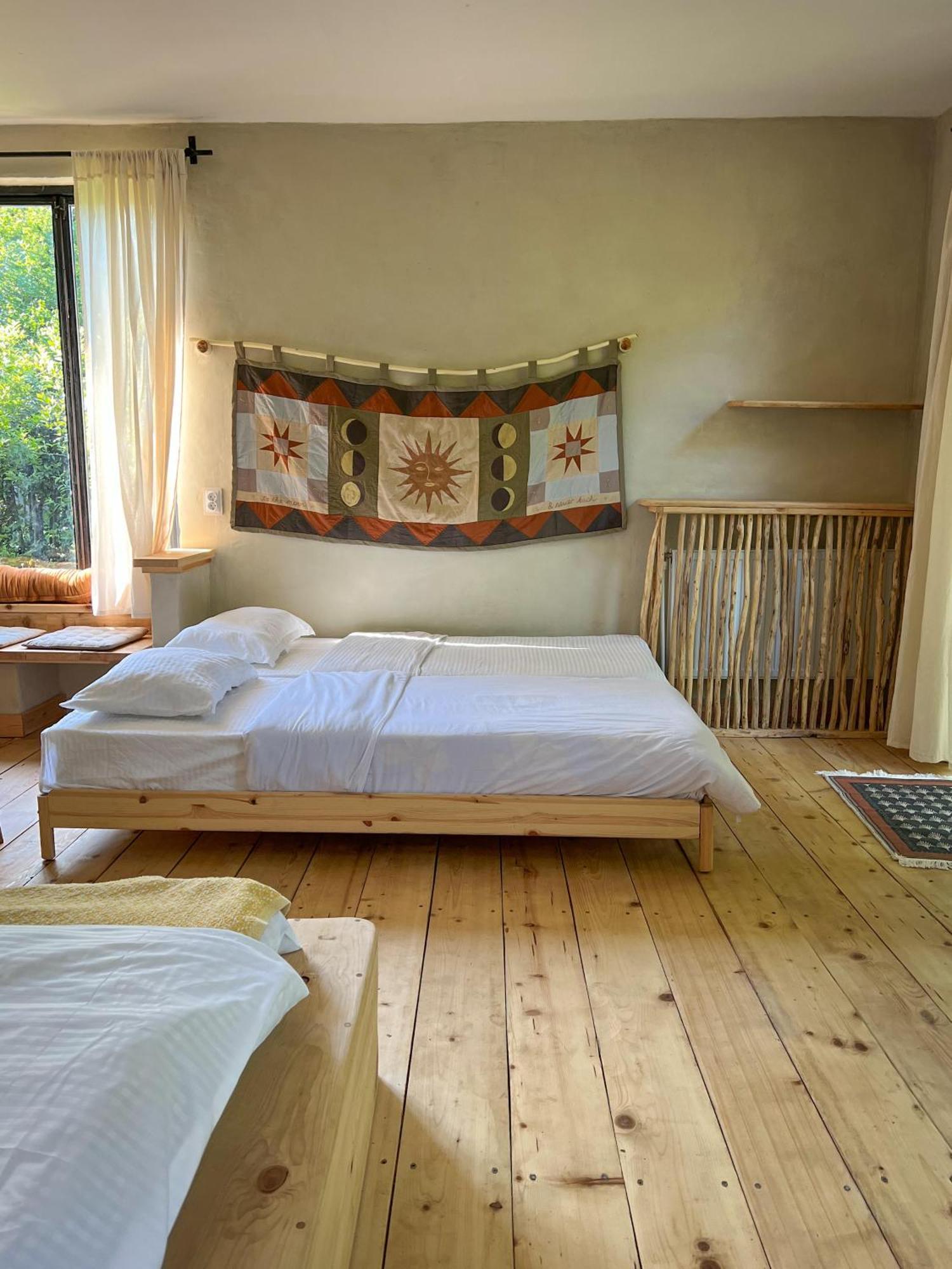 Karma Hostel Martvili Bilik gambar